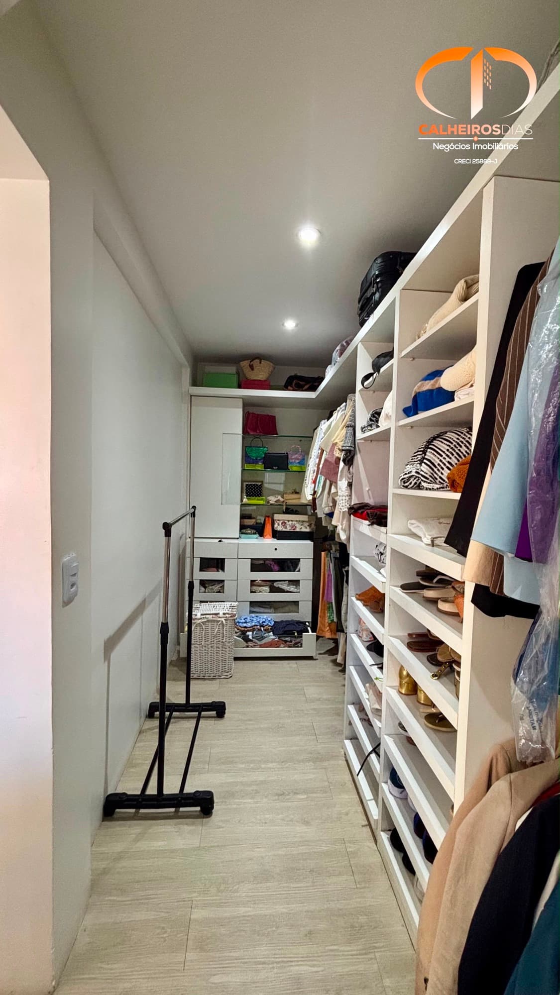 Três suítes, varandão com cortina de vidro e 4 vagas no Guararapes — foto 15