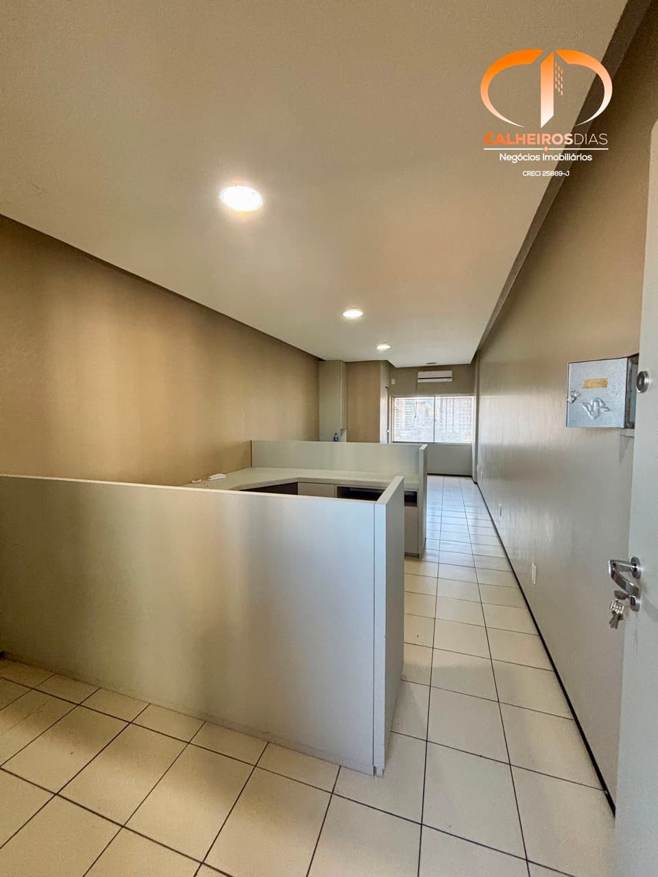 Sala com marcenaria instalada e banheiro reformado, na Virgílio Távora — foto 2