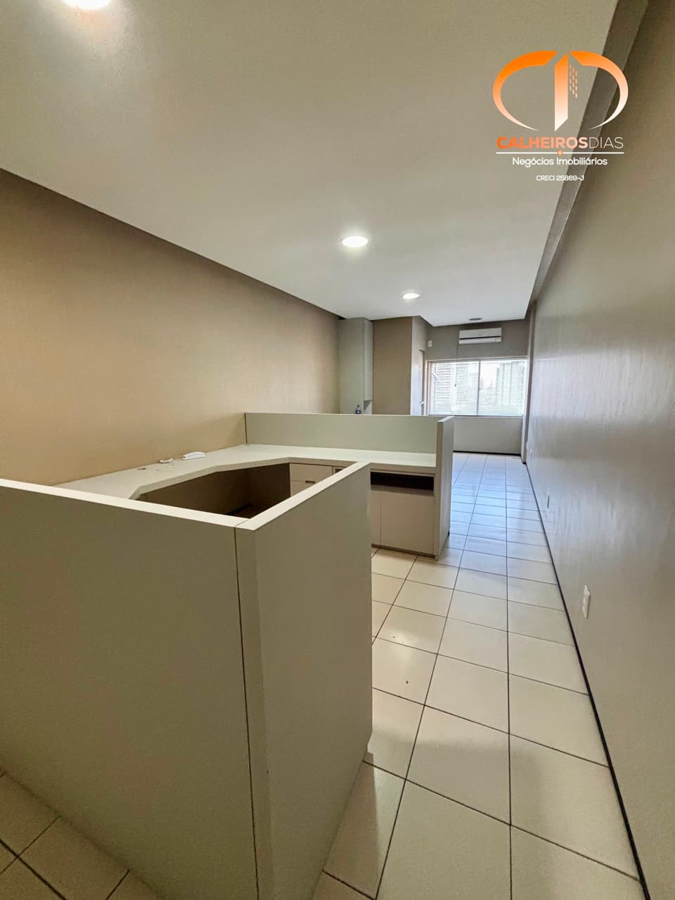 Sala com marcenaria instalada e banheiro reformado, na Virgílio Távora — foto 3