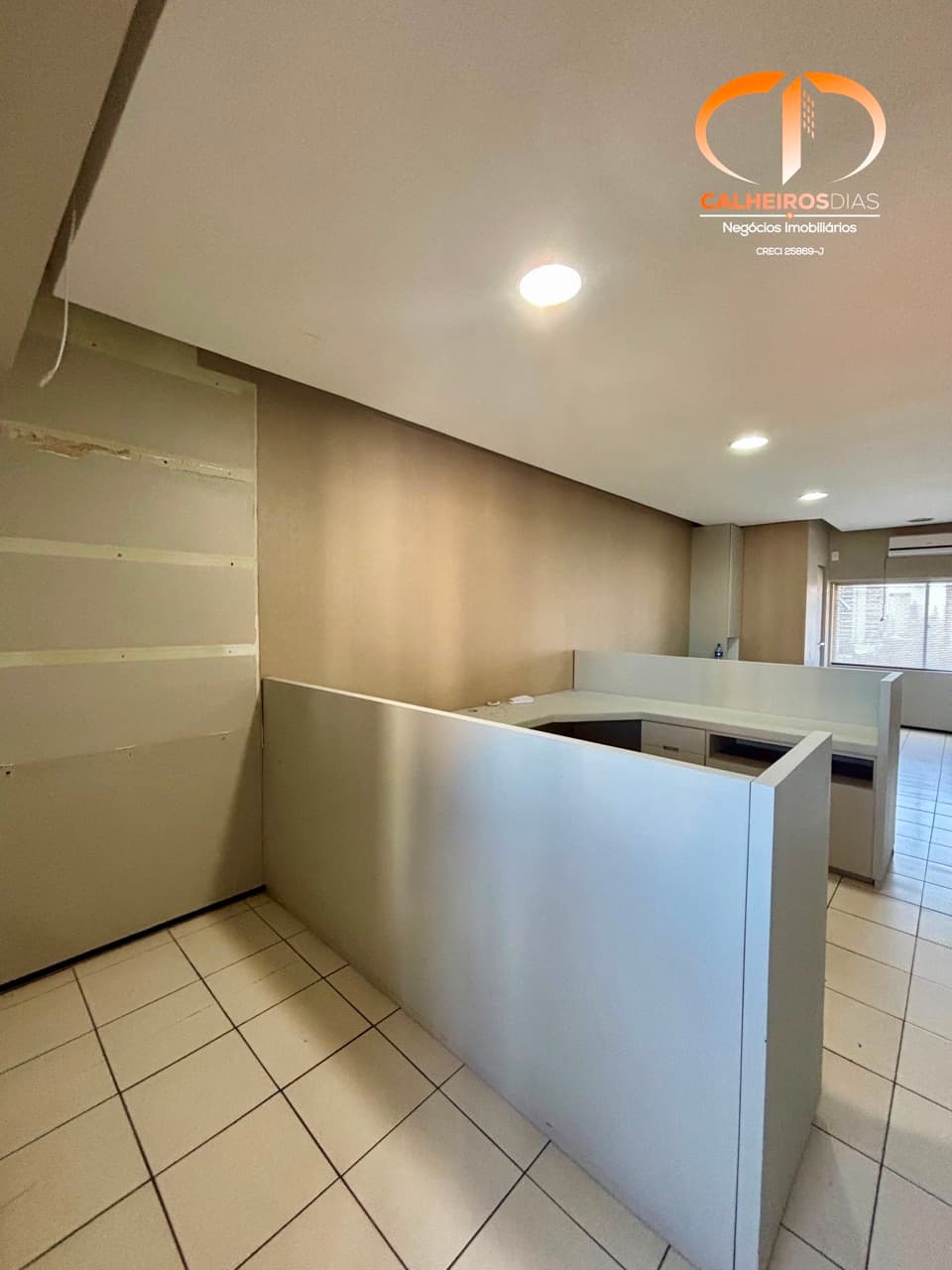 Sala com marcenaria instalada e banheiro reformado, na Virgílio Távora — foto 4
