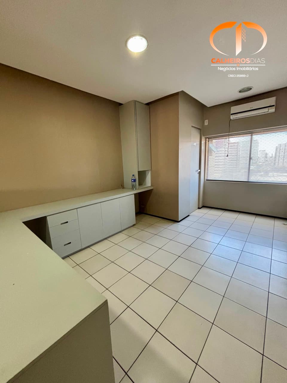 Sala com marcenaria instalada e banheiro reformado, na Virgílio Távora — foto 6
