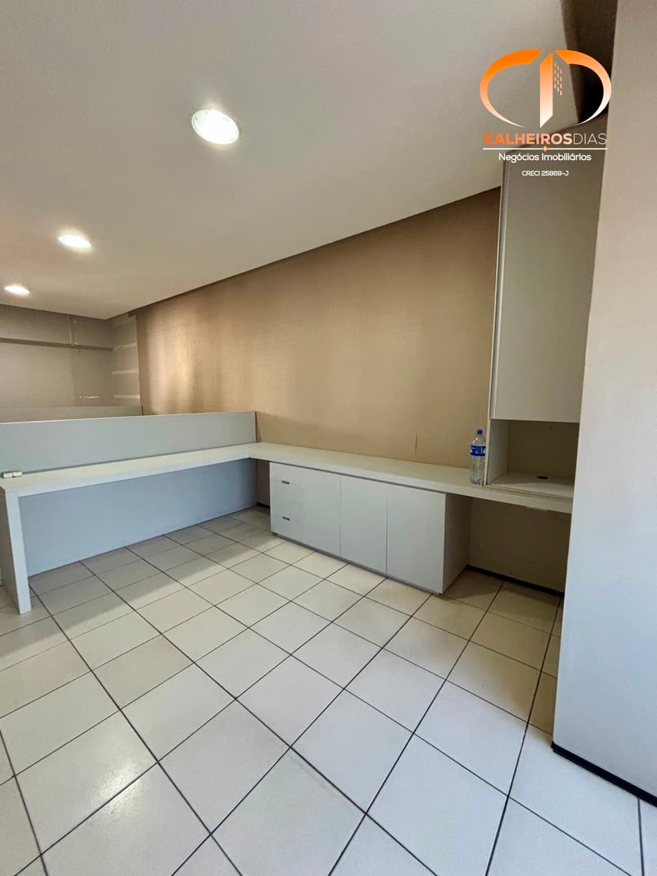 Sala com marcenaria instalada e banheiro reformado, na Virgílio Távora — foto 7