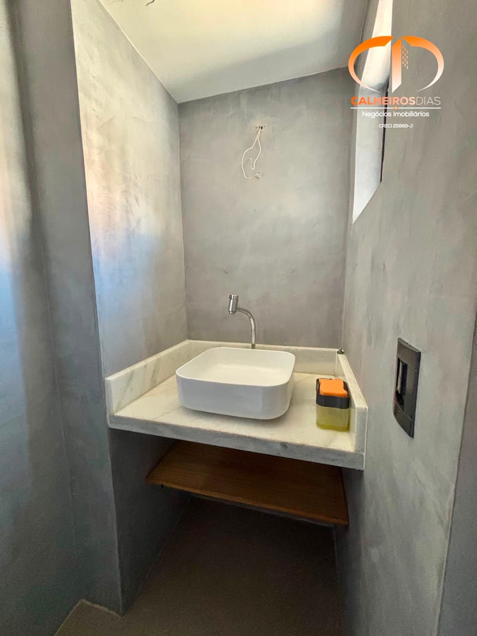Sala com marcenaria instalada e banheiro reformado, na Virgílio Távora — foto 9