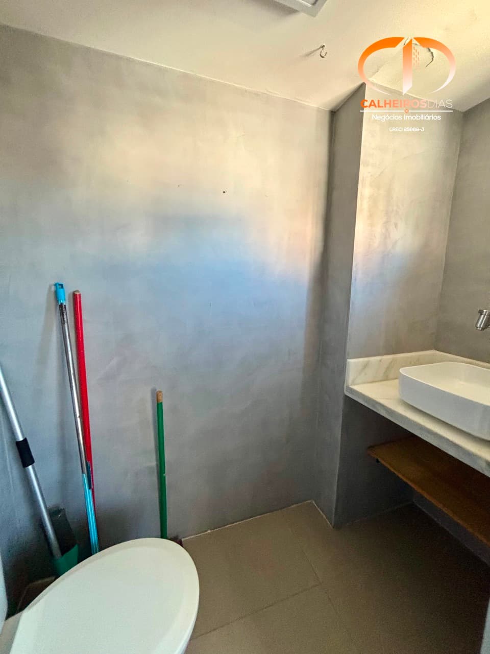 Sala com marcenaria instalada e banheiro reformado, na Virgílio Távora — foto 10