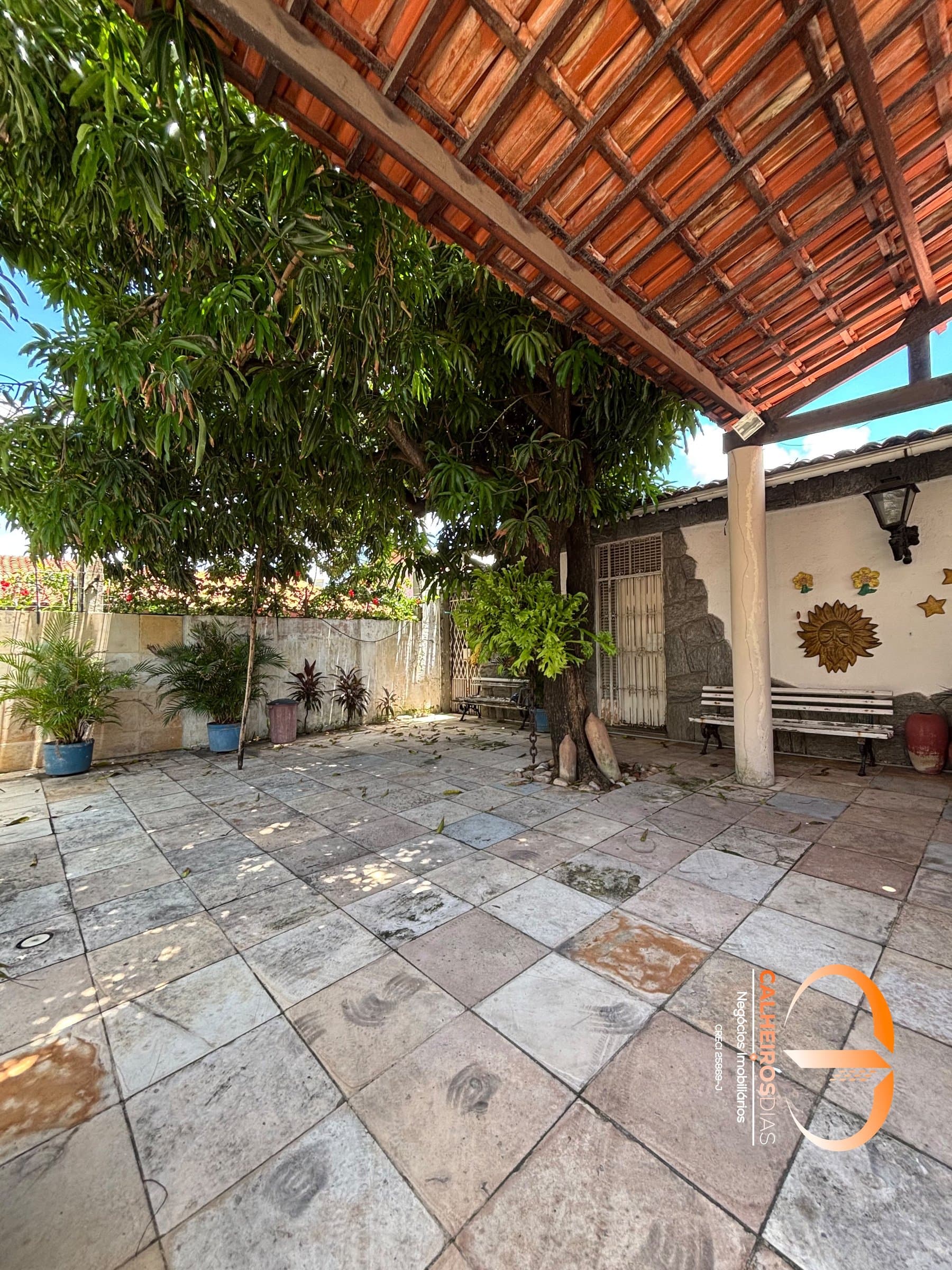 Área externa · Casa de 400 m² com chalé independente e cinco vagas no Papicu — foto 2