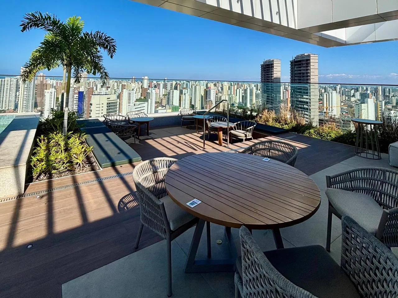 Deck de rooftop no Meireles com o skyline de Fortaleza ao fundo
