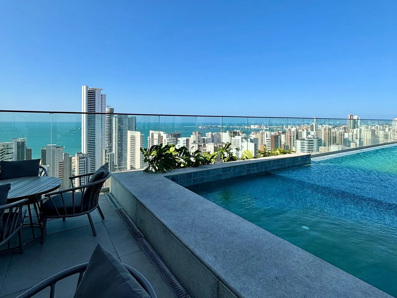 Piscina de rooftop no Meireles com o skyline e o mar de Fortaleza ao fundo