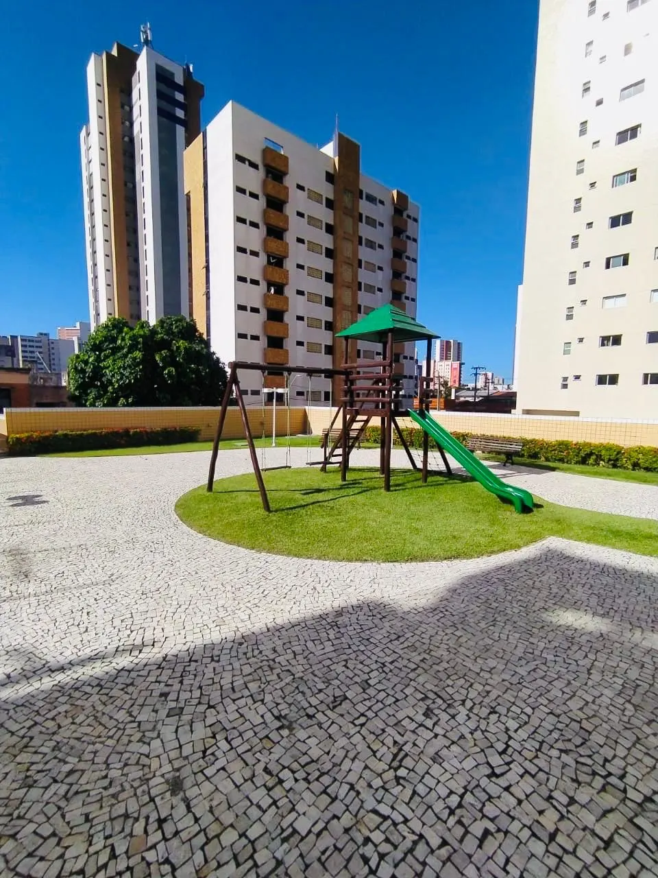 Área externa · Duas vagas e sol nascente a passos da Praça das Flores, foto 1