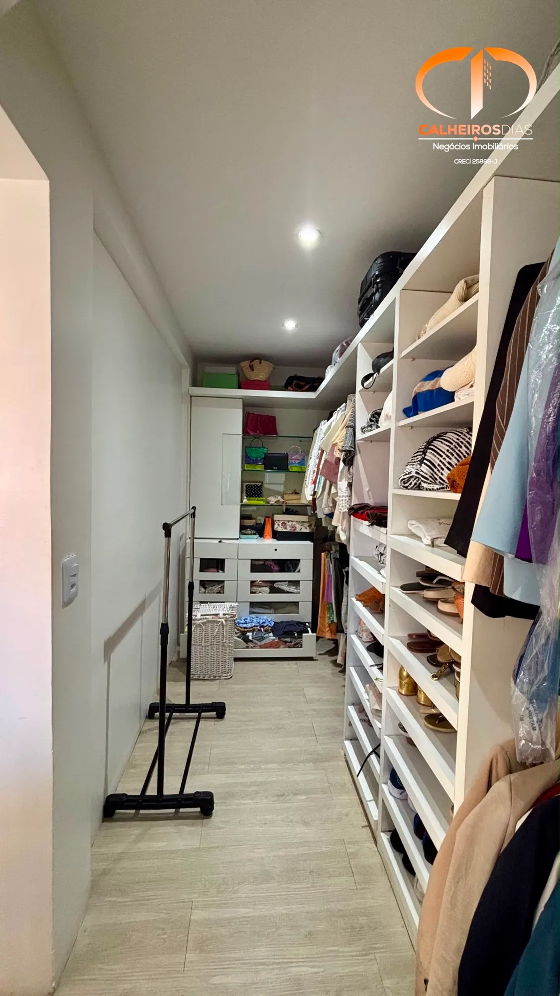 Três suítes, varandão com cortina de vidro e 4 vagas no Guararapes, foto 15