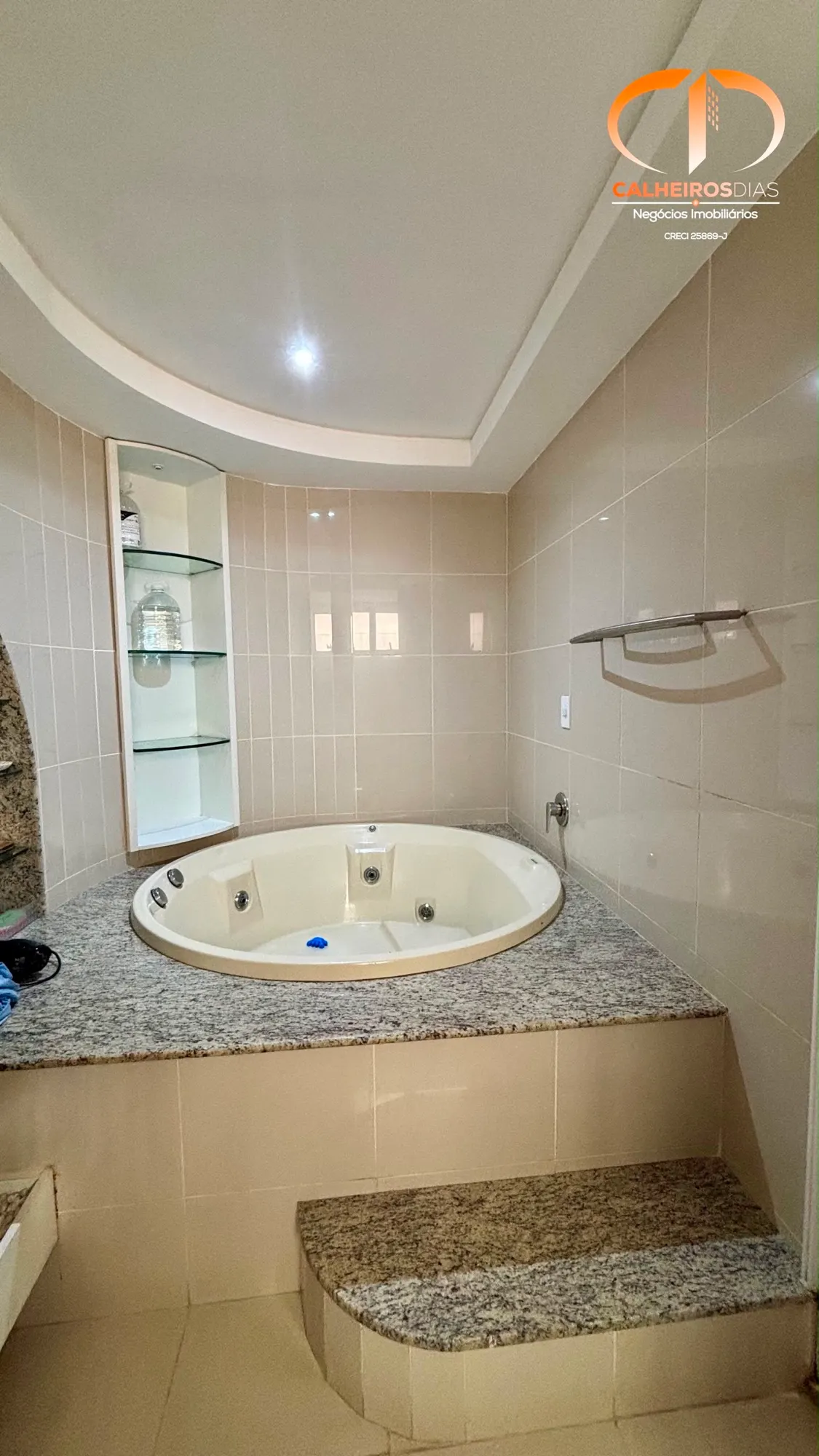 Três suítes, varandão com cortina de vidro e 4 vagas no Guararapes, foto 16