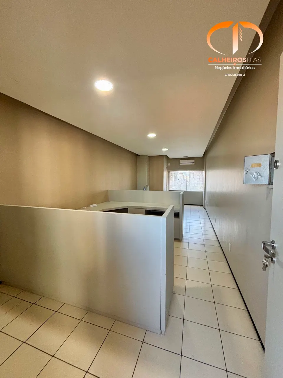Sala com marcenaria instalada e banheiro reformado, na Virgílio Távora, foto 2