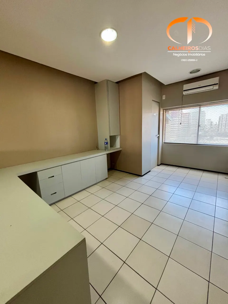 Sala com marcenaria instalada e banheiro reformado, na Virgílio Távora, foto 6