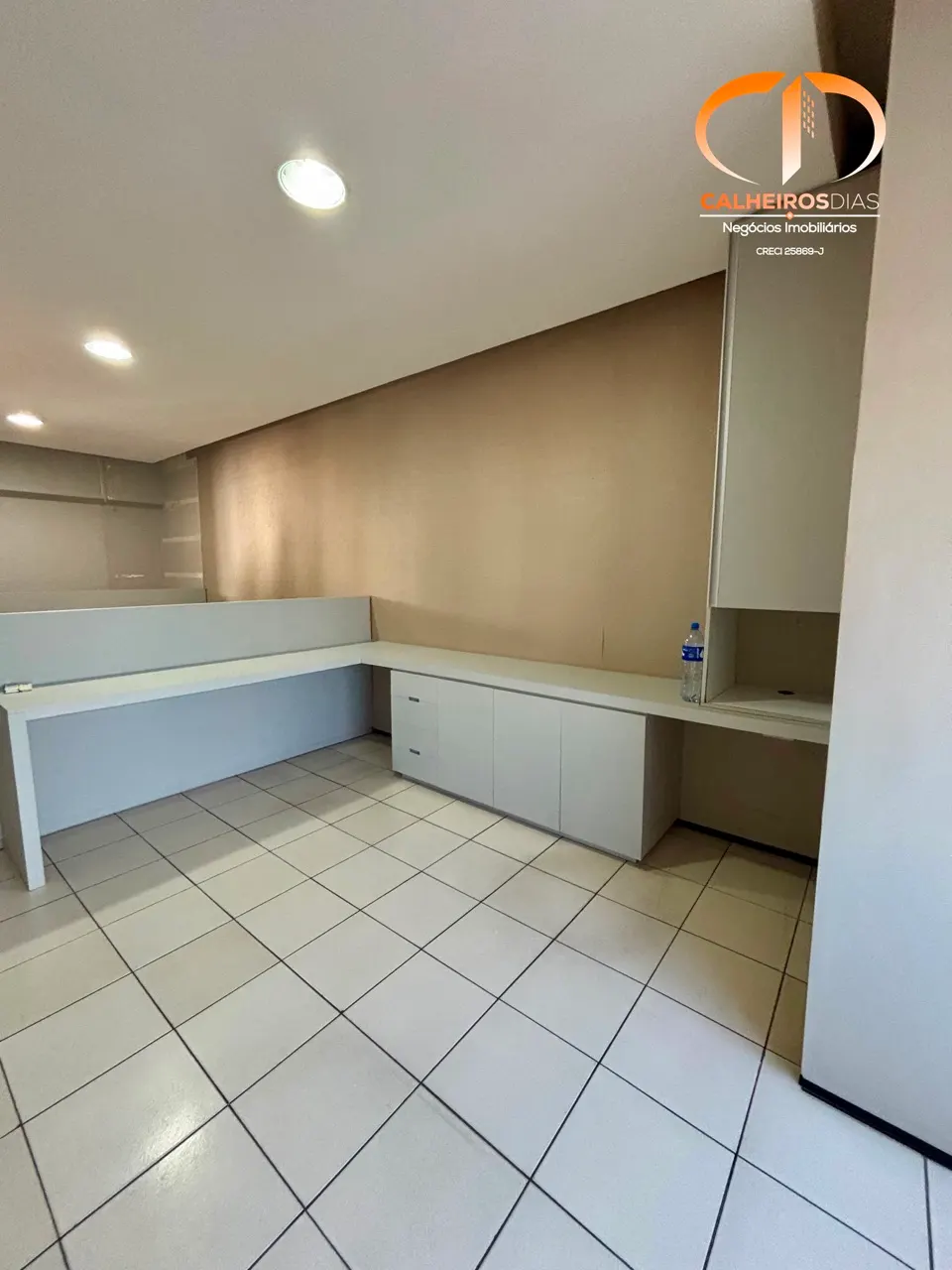 Sala com marcenaria instalada e banheiro reformado, na Virgílio Távora, foto 7